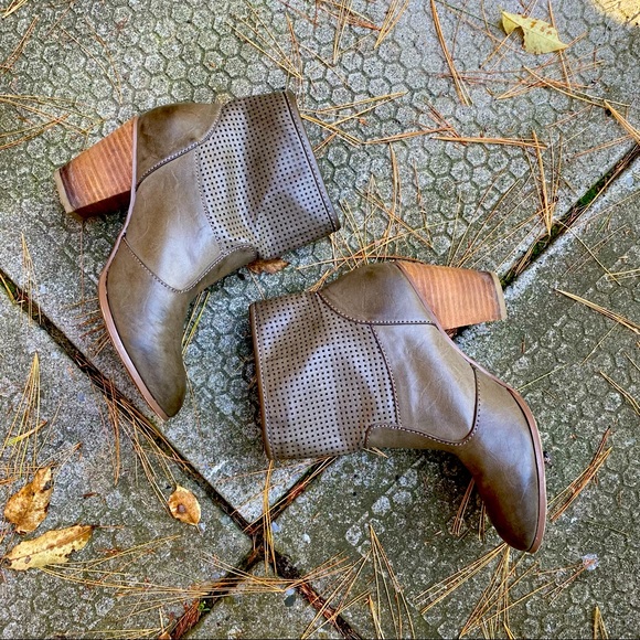 Report stacked heel leather ankle booties. - Picture 2 of 5